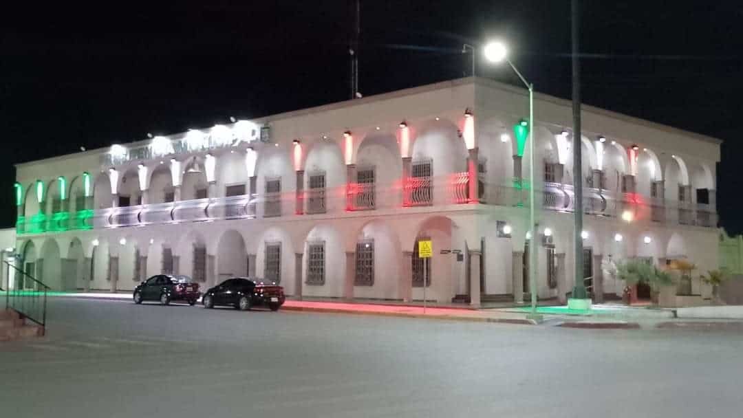 Previo al inicio del Mes Patrio, la presidencia municipal luce ya con colores tricolores.