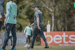 Llora Efraín Juárez tras firmar como DT de Atlético Nacional 