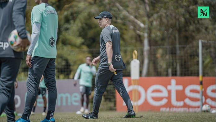 Llora Efraín Juárez tras firmar como DT de Atlético Nacional 