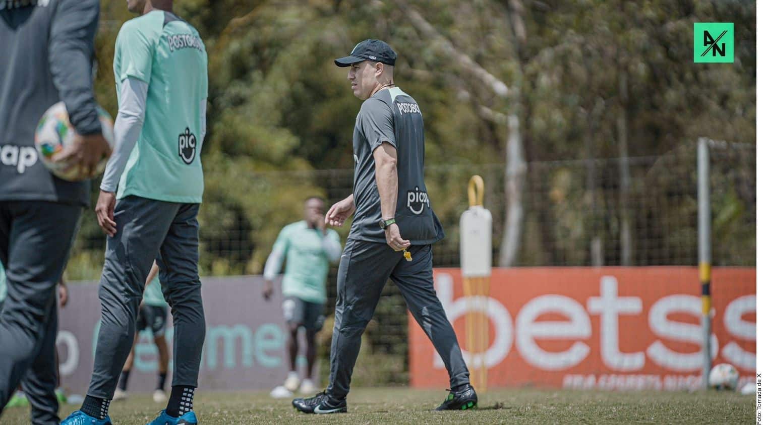 Llora Efraín Juárez tras firmar como DT de Atlético Nacional 