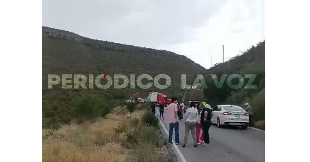 Acuesta tráiler en la estatal 24