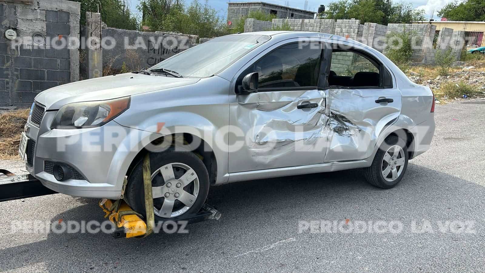 Le choca auto a primo al quedarse sin frenos