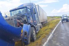 Accidente en la Carretera 57: Tráiler se Salió del Camino en Allende