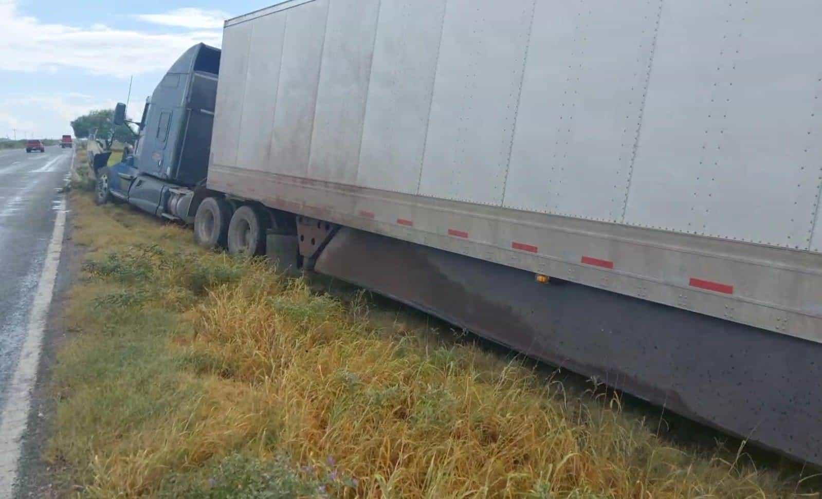 Accidente en la Carretera 57: Tráiler se Salió del Camino en Allende