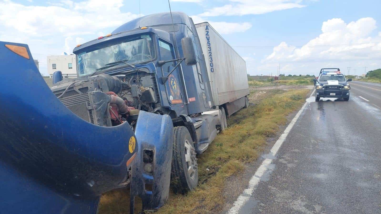 Accidente en la Carretera 57: Tráiler se Salió del Camino en Allende