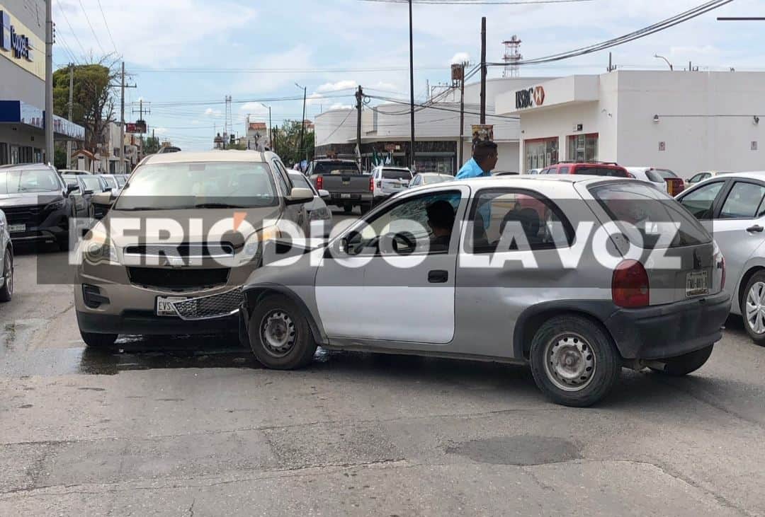 Aparatoso Accidente en Sabinas Deja Dos Heridos