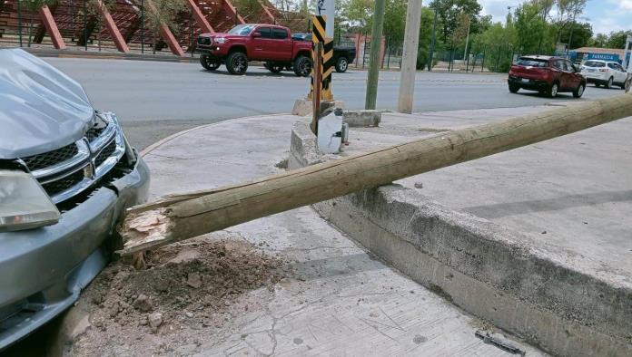 Accidente en Ciudad Acuña: Automovil se Impacta con Poste de Telmex en el Centro