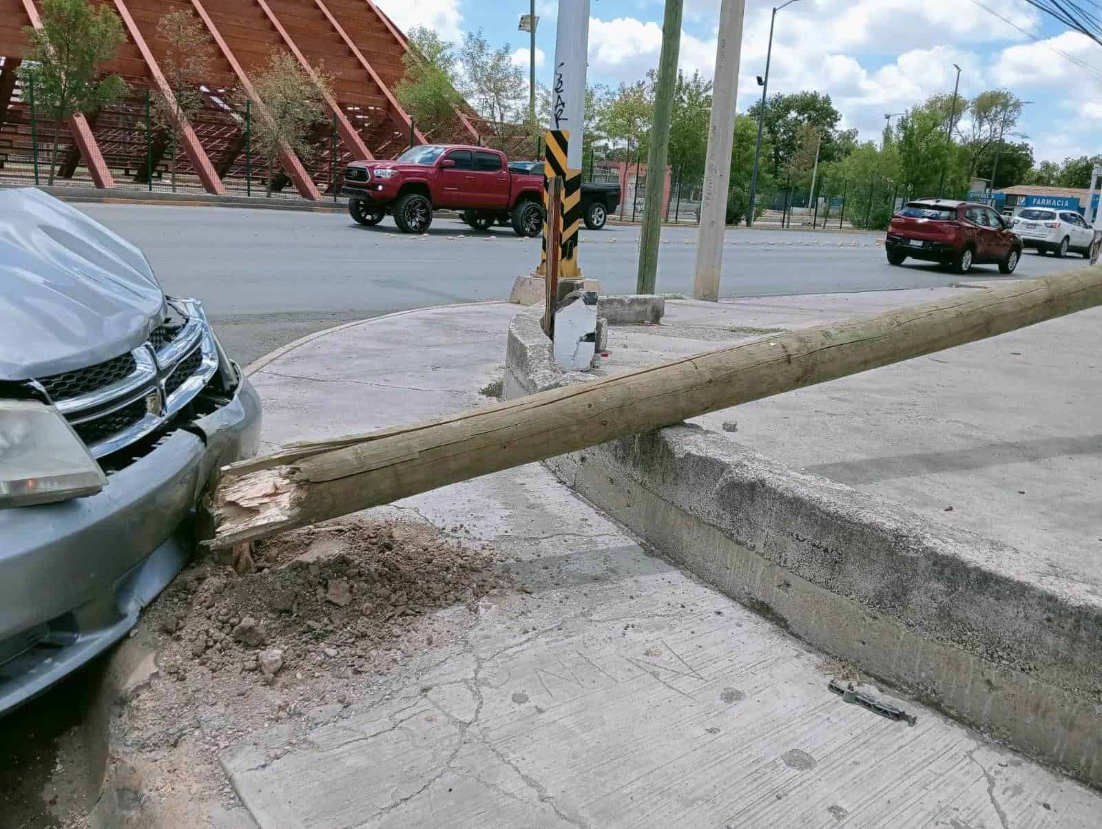 Accidente en Ciudad Acuña: Automovil se Impacta con Poste de Telmex en el Centro