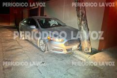 Abandona automóvil incrustado en árbol