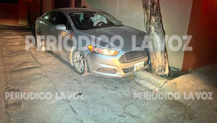 Abandona automóvil incrustado en árbol