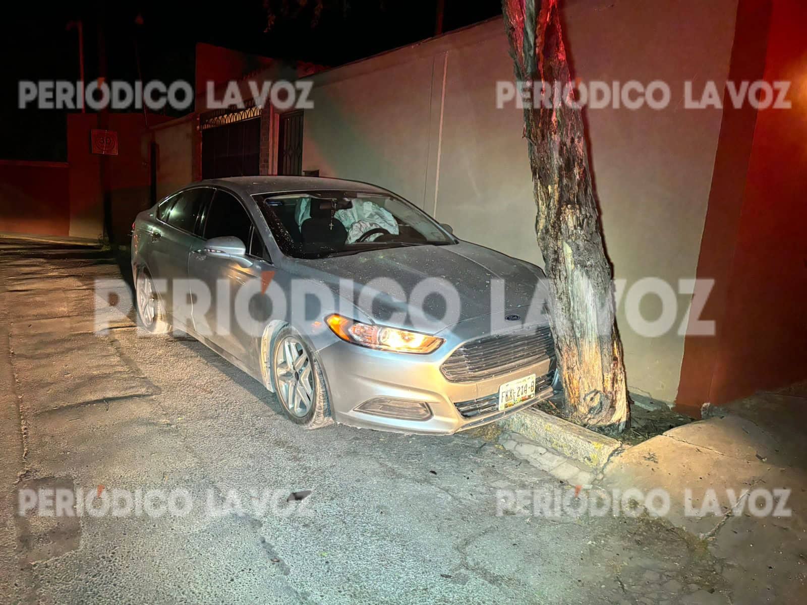 Abandona automóvil incrustado en árbol