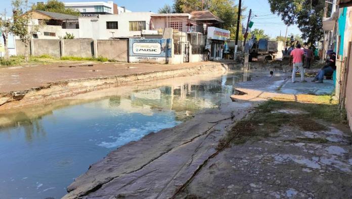 Continúan trabajos de simas en la calle Anáhuac 