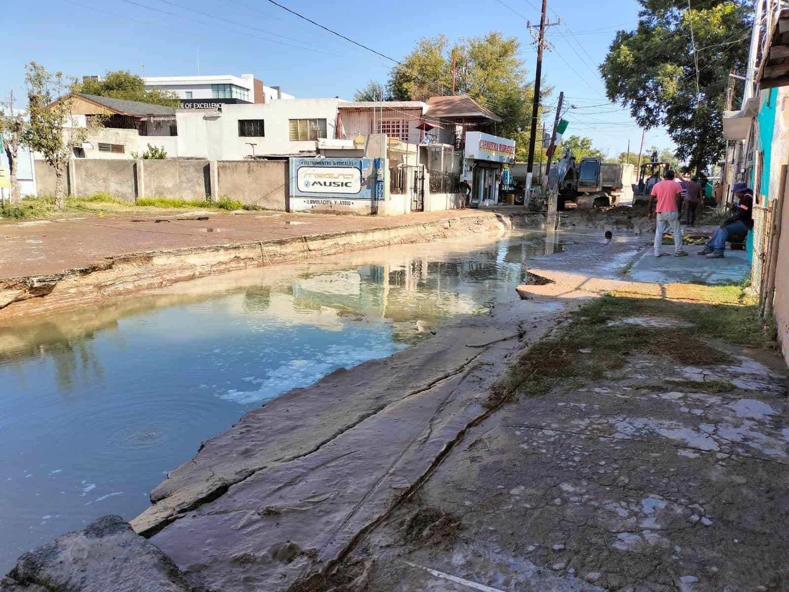 Continúan trabajos de simas en la calle Anáhuac 