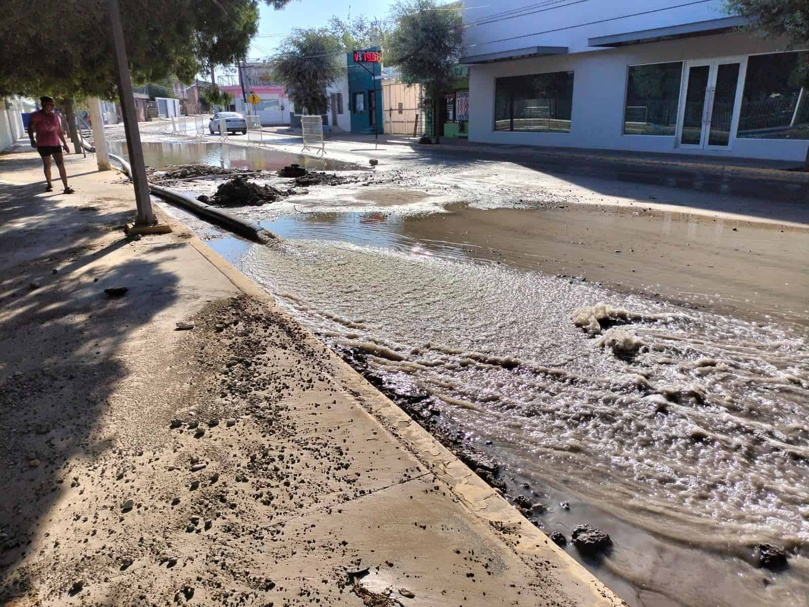 Continúan trabajos de simas en la calle Anáhuac 