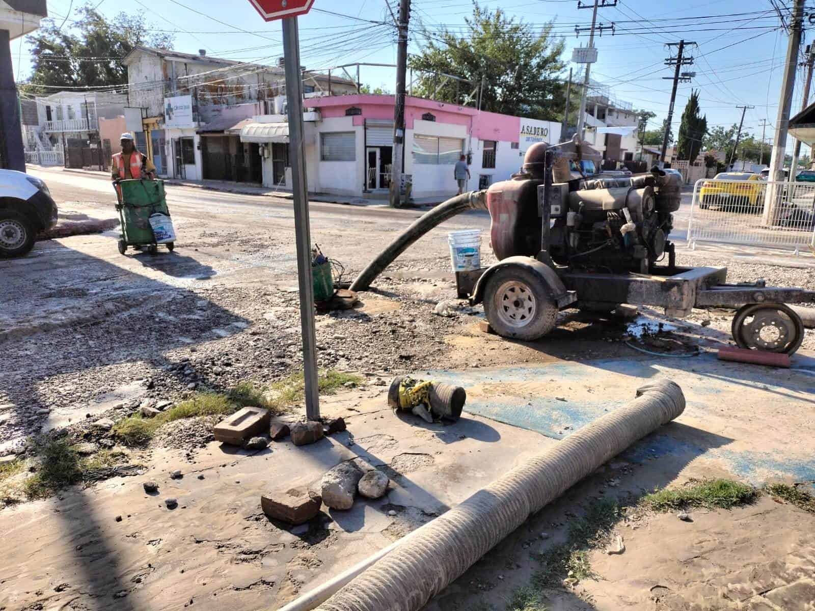 Continúan trabajos de simas en la calle Anáhuac 