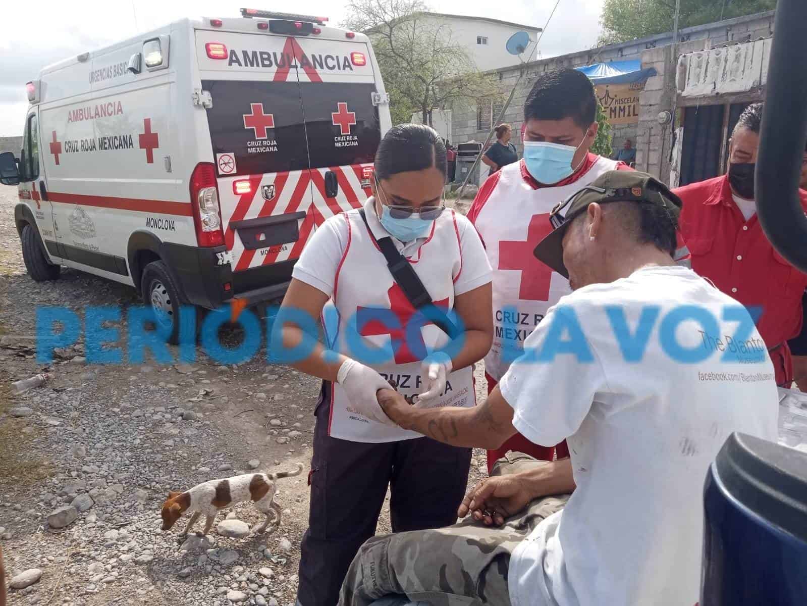 Le tira Cuate un machetazo por poco le mocha los dedos