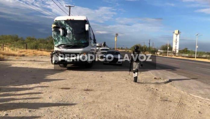 Se impacta autobús contra caja de tráiler