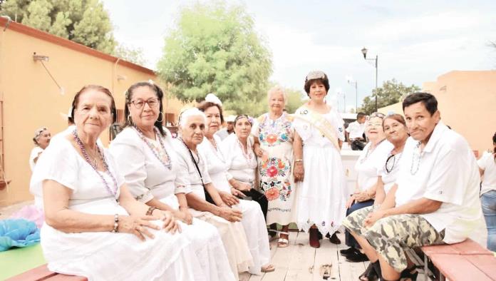 Visitan adultos mayores Museo del Desierto