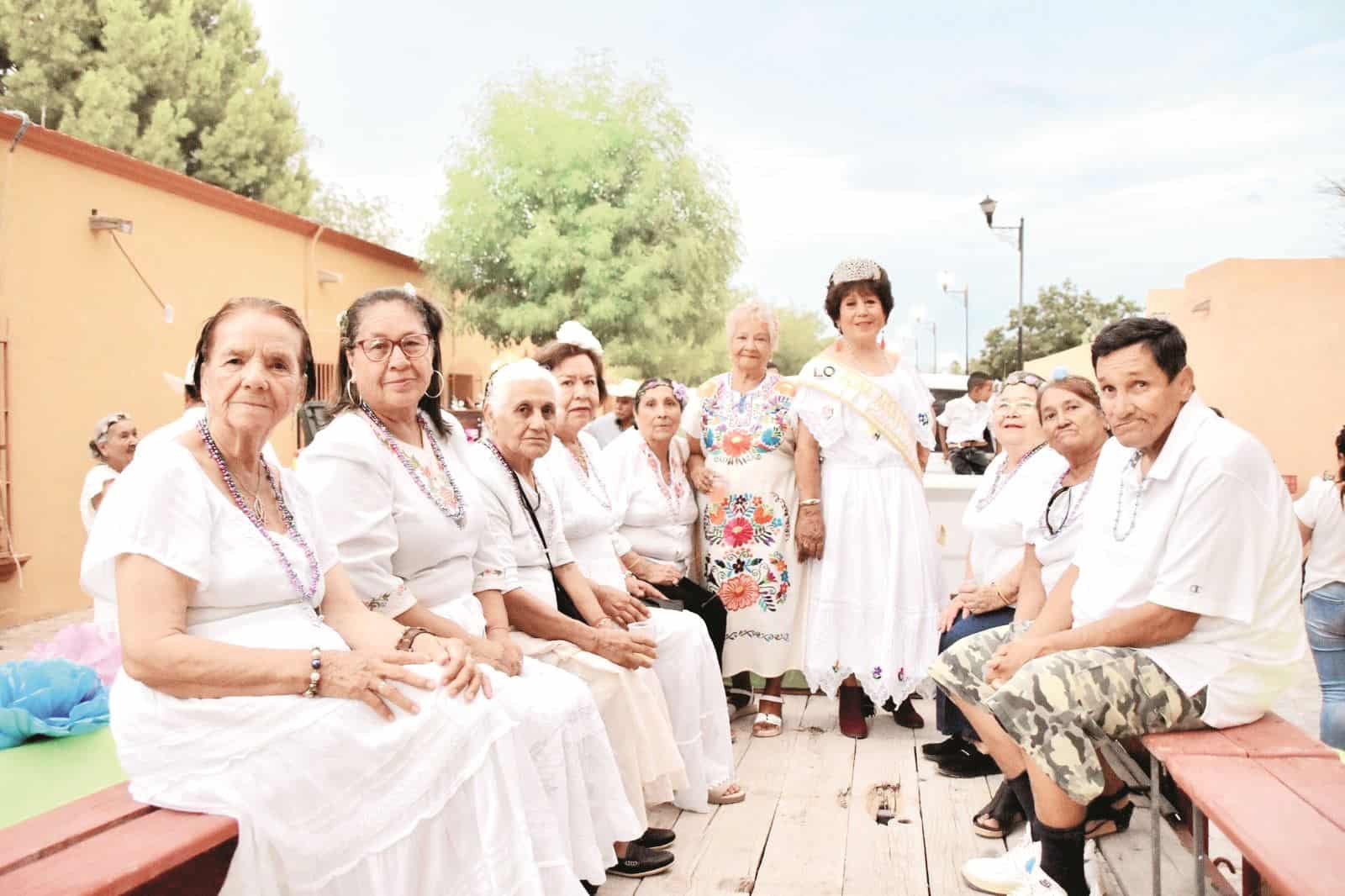 Los adultos mayores que participaron en los XXI Juegos Estatales, Deportivos y Culturales disfrutaron de una visita al Museo del Desierto.