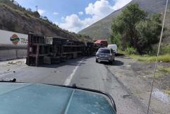 Vuelca tráiler en Los Chorros