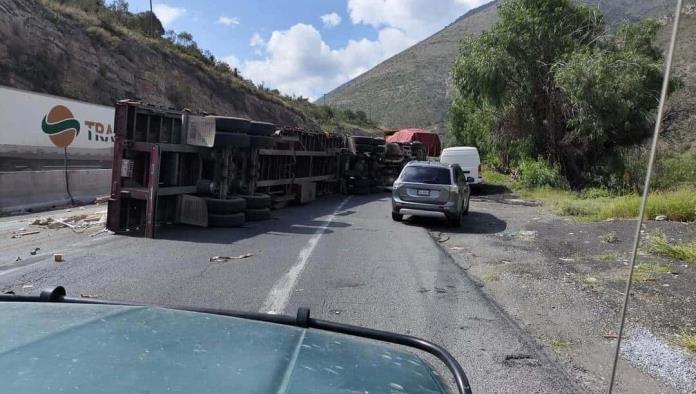 Vuelca tráiler en Los Chorros