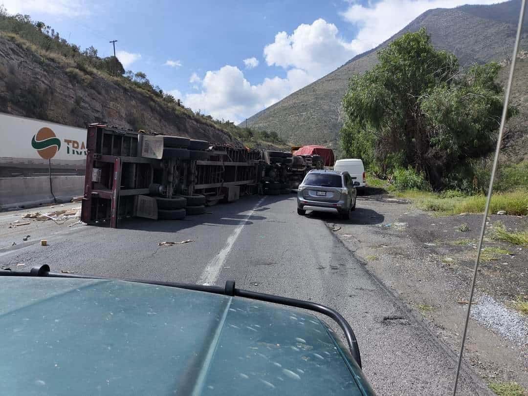 Un accidente vehicular protagonizado por un tráiler de la empresa Atlantic Logistics interrumpió la circulación en la Carretera Federal 57.