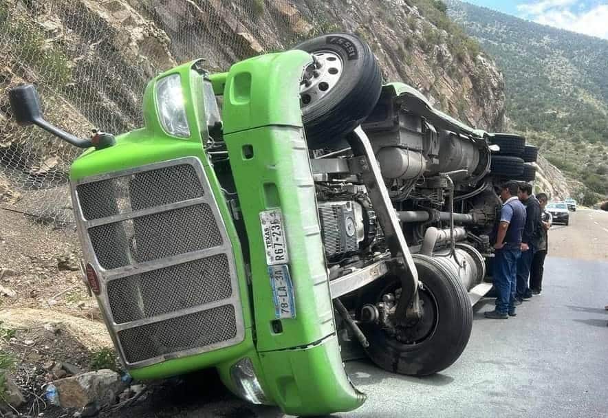 El conductor de una pesada unidad perdió la vida aplastado por la caja que transportaba, tras volcar en el kilómetro 232.