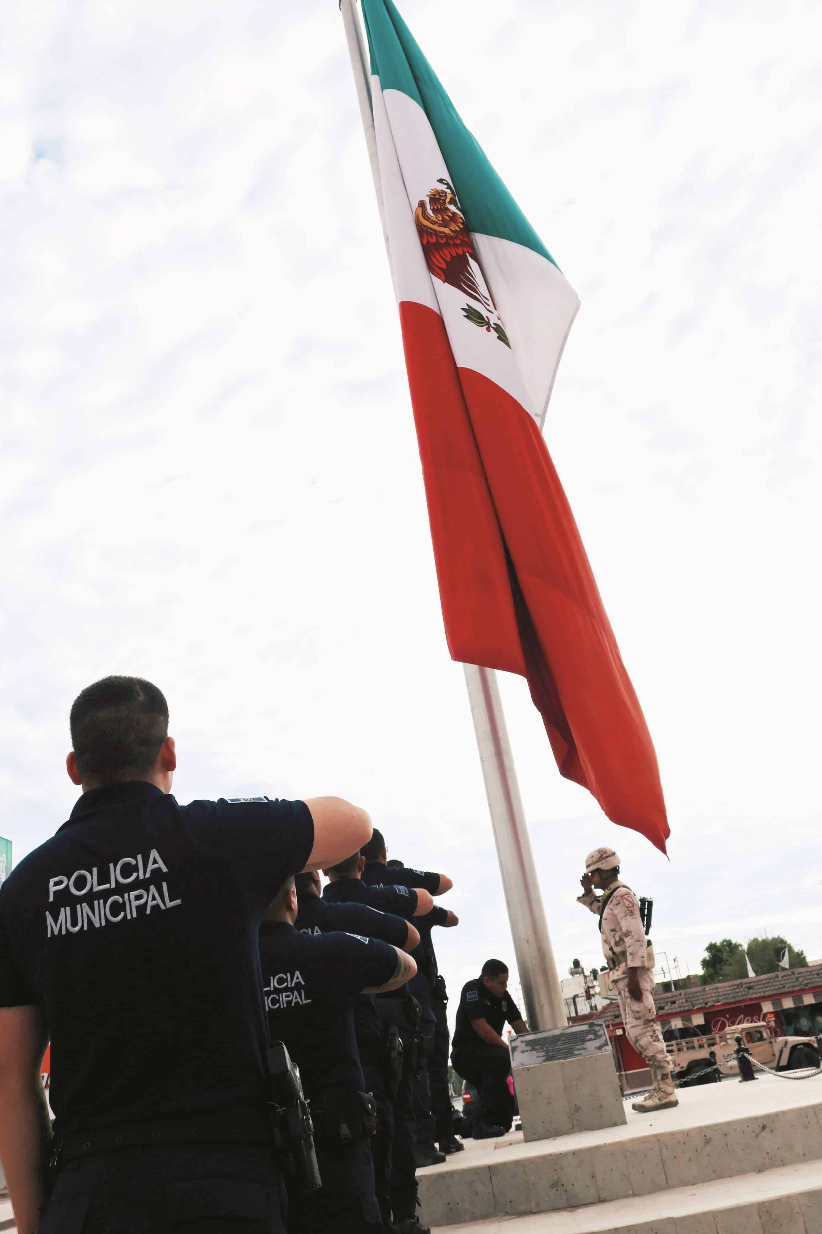 Izan bandera en plaza de Sabinas