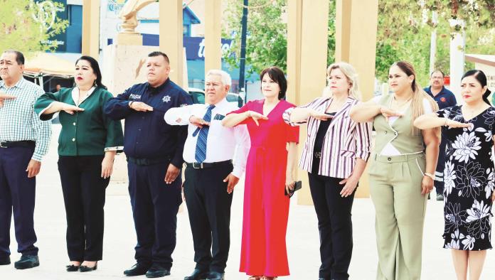 zan bandera en plaza de Sabinas En el marco del mes patrio