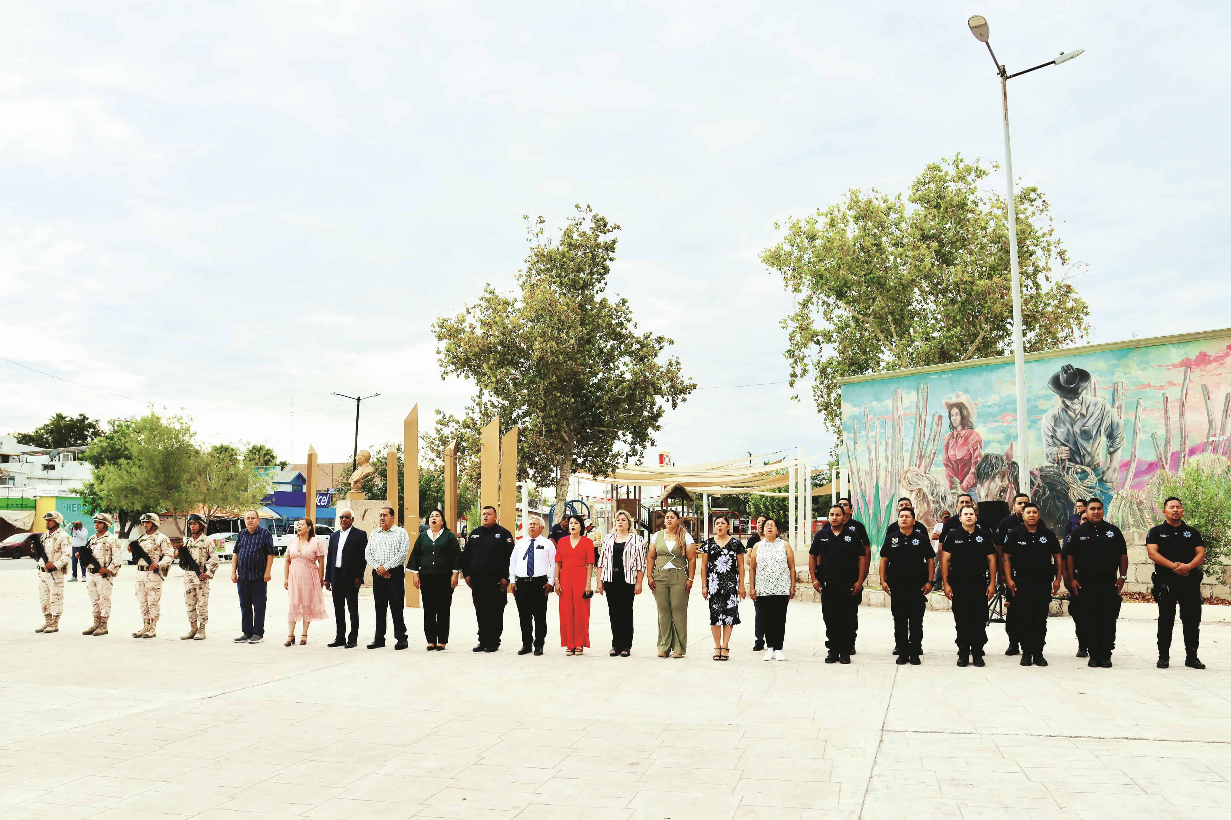 zan bandera en plaza de Sabinas En el marco del mes patrio