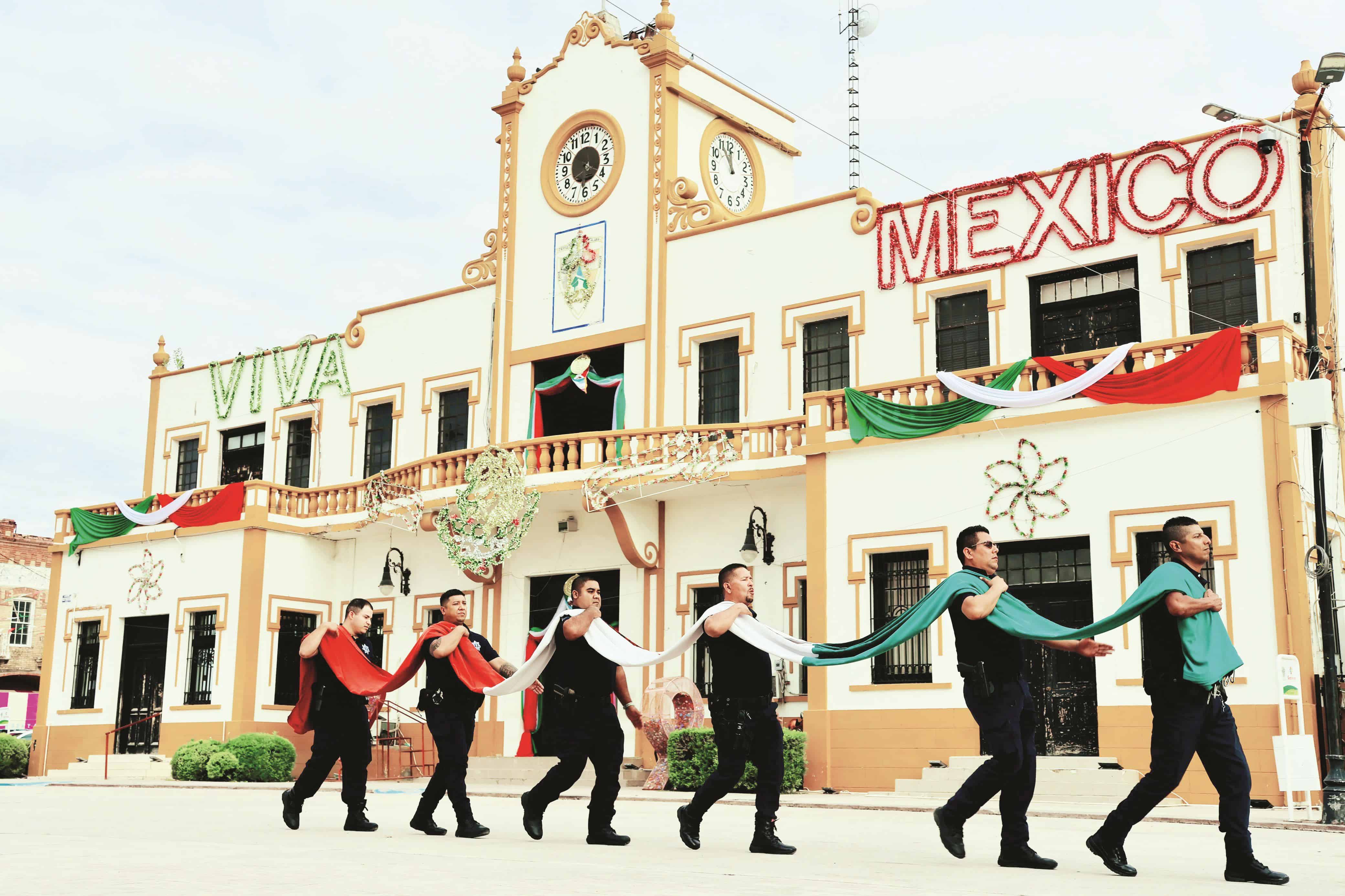 zan bandera en plaza de Sabinas En el marco del mes patrio