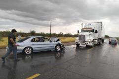 Sobrevive a impacto frontal contra tráiler en la Federal 57