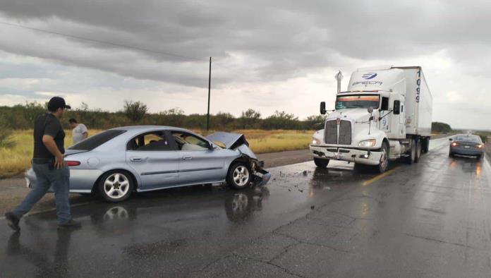 Sobrevive a impacto frontal contra tráiler en la Federal 57