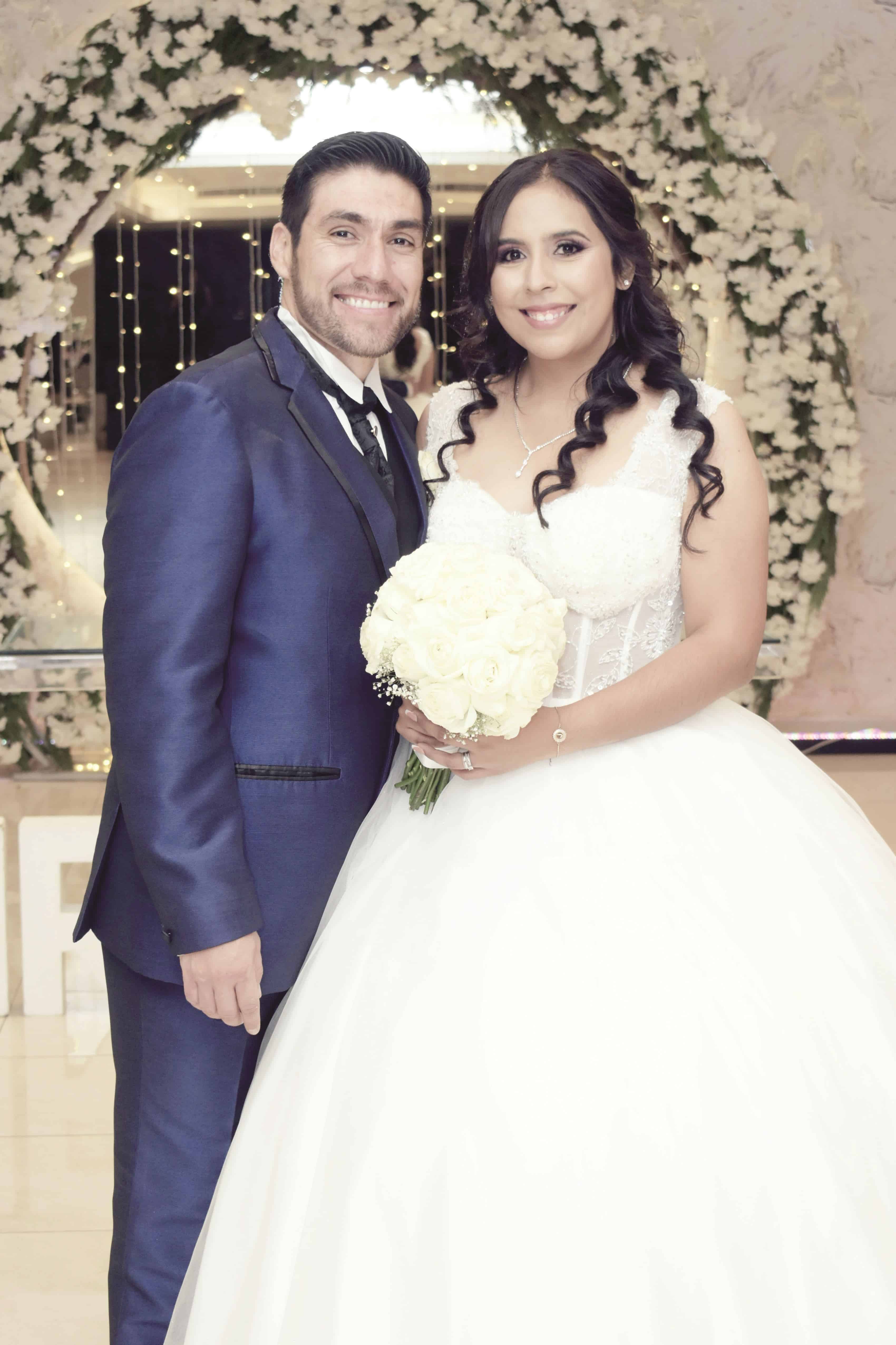 Jennifer y Sergio, nuevos esposos.