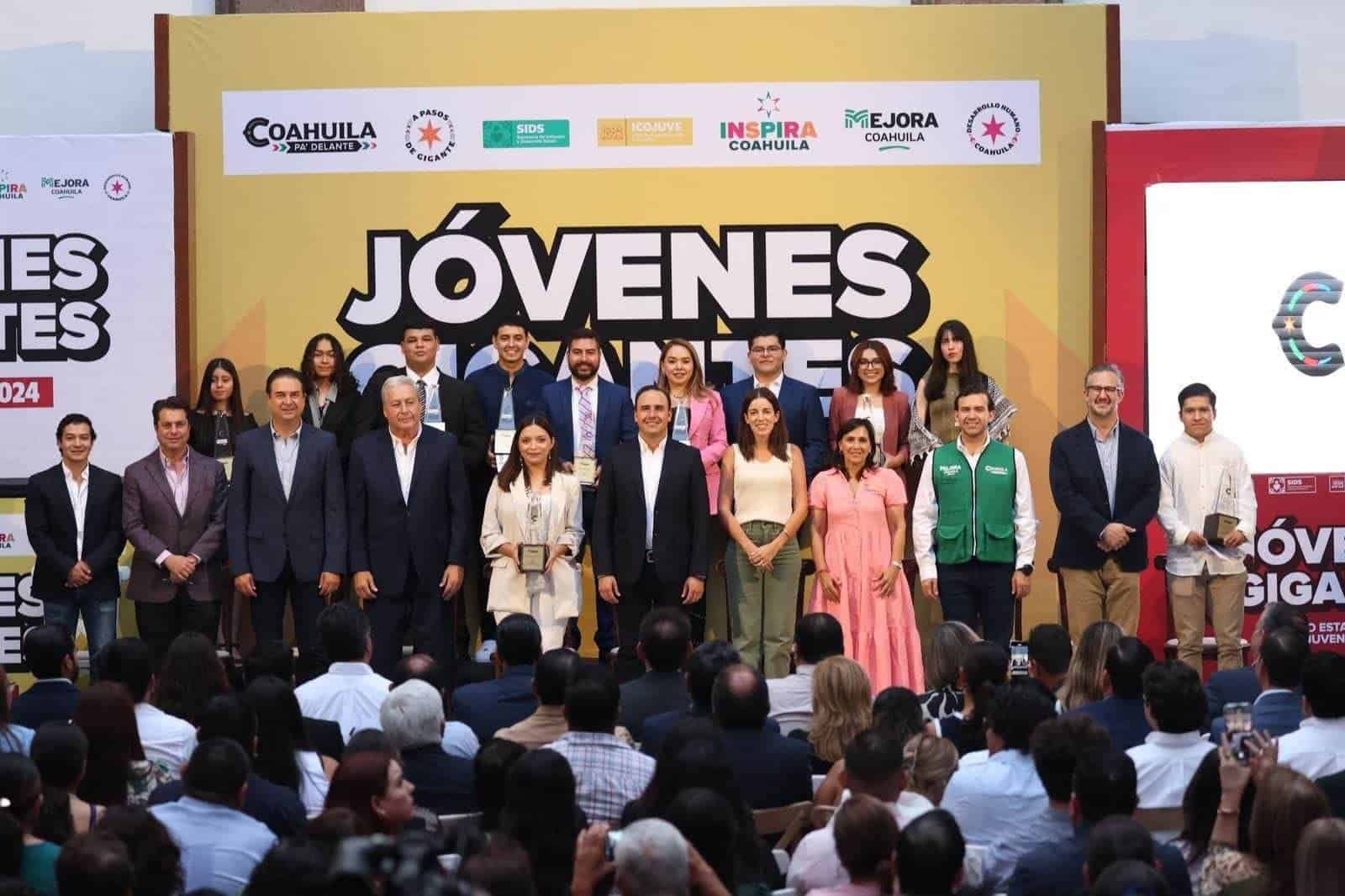 Felicita Pepe Díaz a Leslie Ann Vázquez por Ganar Premio Estatal de la Juventud