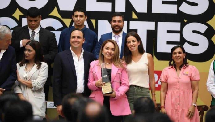 Felicita Pepe Díaz a Leslie Ann Vázquez por Ganar Premio Estatal de la Juventud