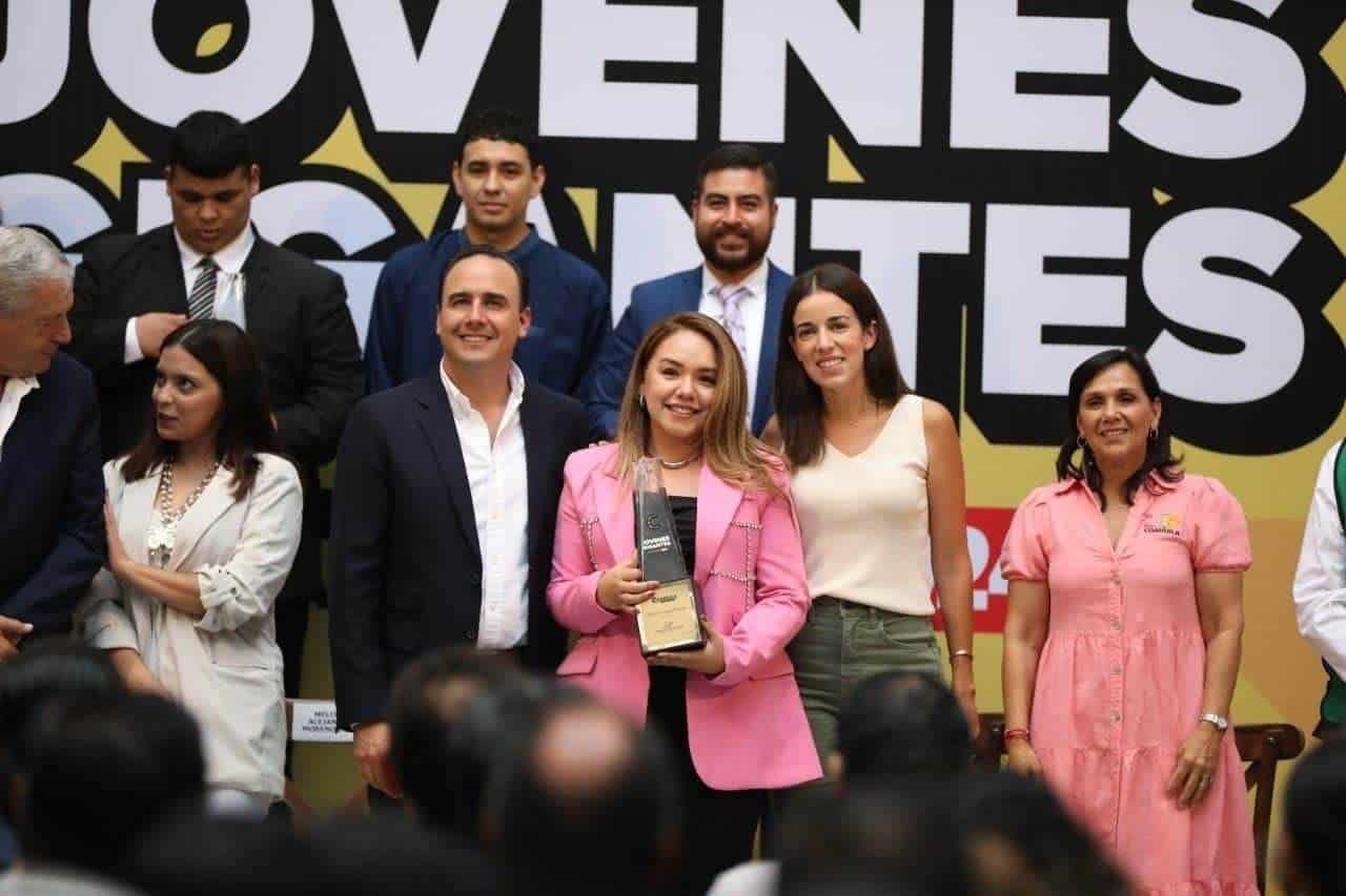 Felicita Pepe Díaz a Leslie Ann Vázquez por Ganar Premio Estatal de la Juventud