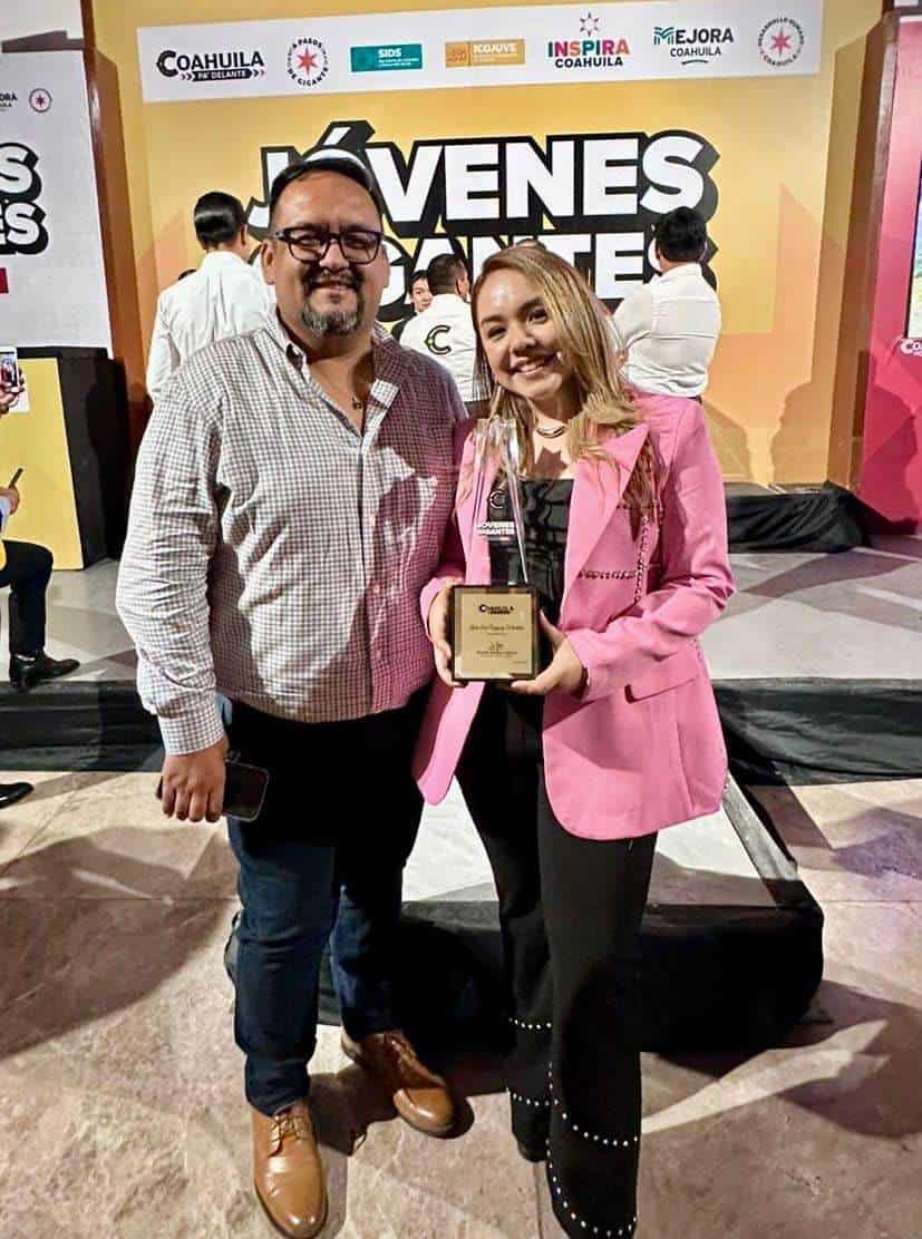 Felicita Pepe Díaz a Leslie Ann Vázquez por Ganar Premio Estatal de la Juventud