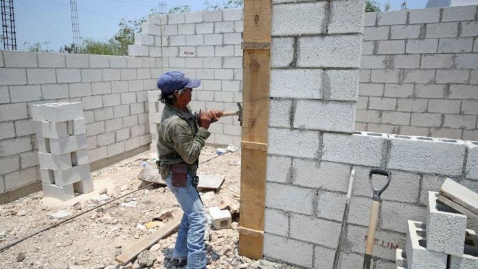 Busca que trabajadores tengan acceso a una casa Busca que trabajadores tengan acceso a una casa