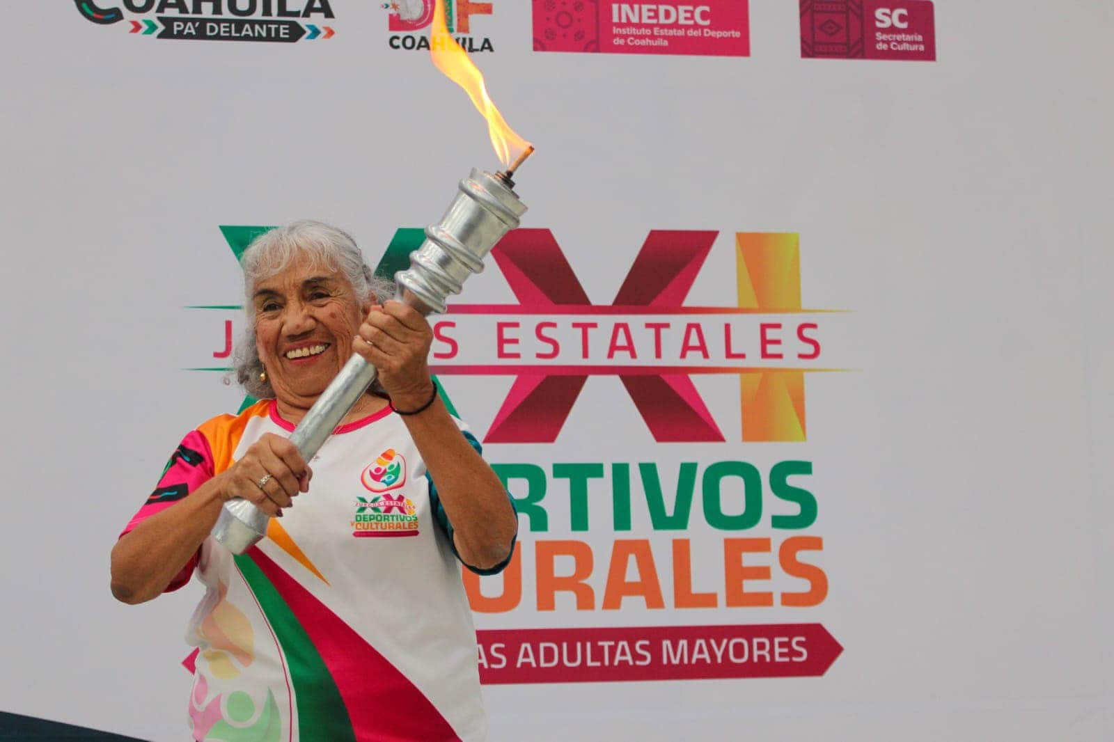 Doña Elba Ortiz lució en los XXI Juegos Deportivos y Culturales de las Personas Adultas Mayores, celebrados en Saltillo el fin de semana.