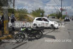 Tumba taxista a pareja en moto