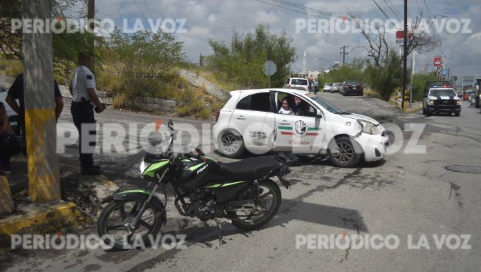 Tumba taxista a pareja en moto