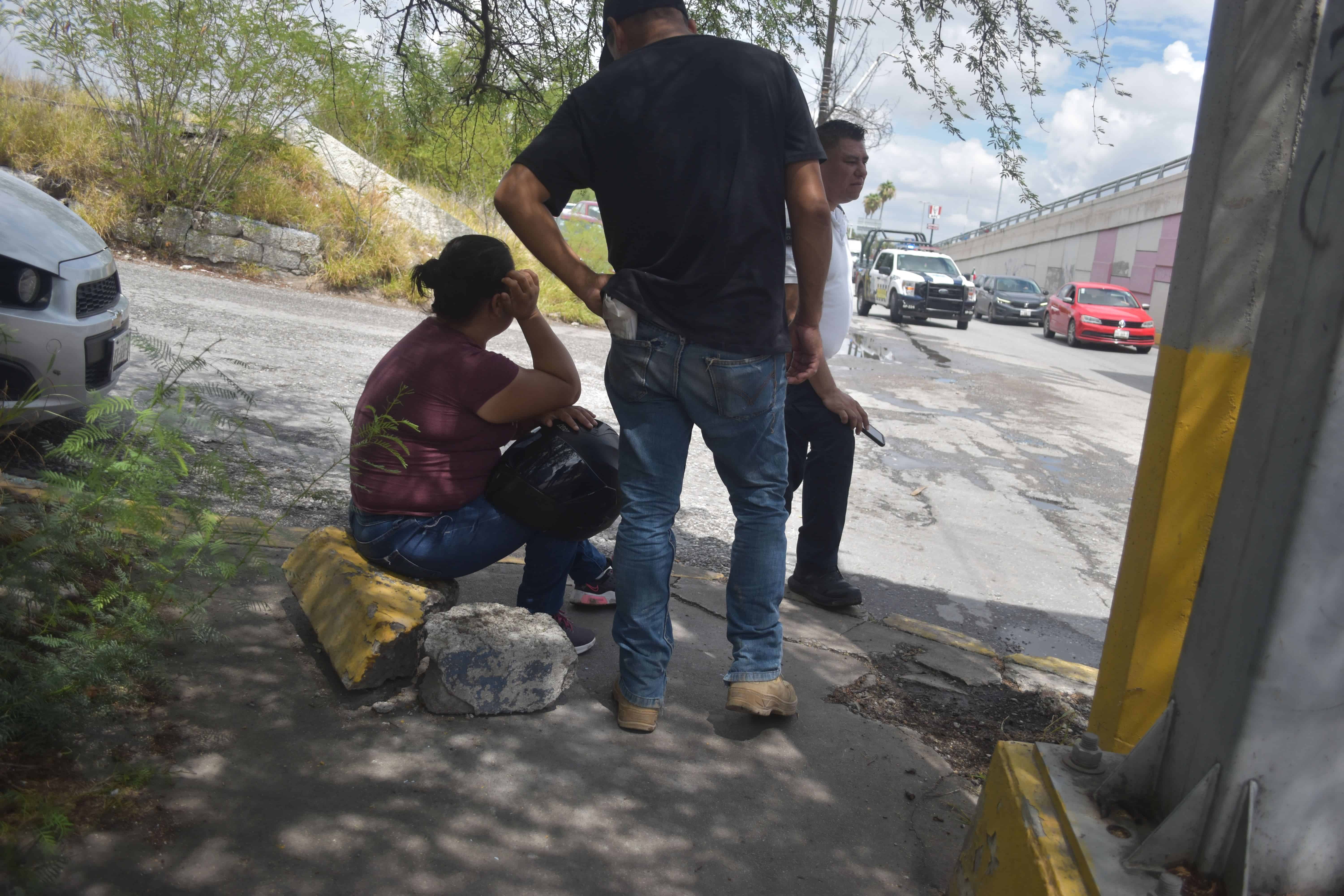 Tumba taxista a pareja en moto