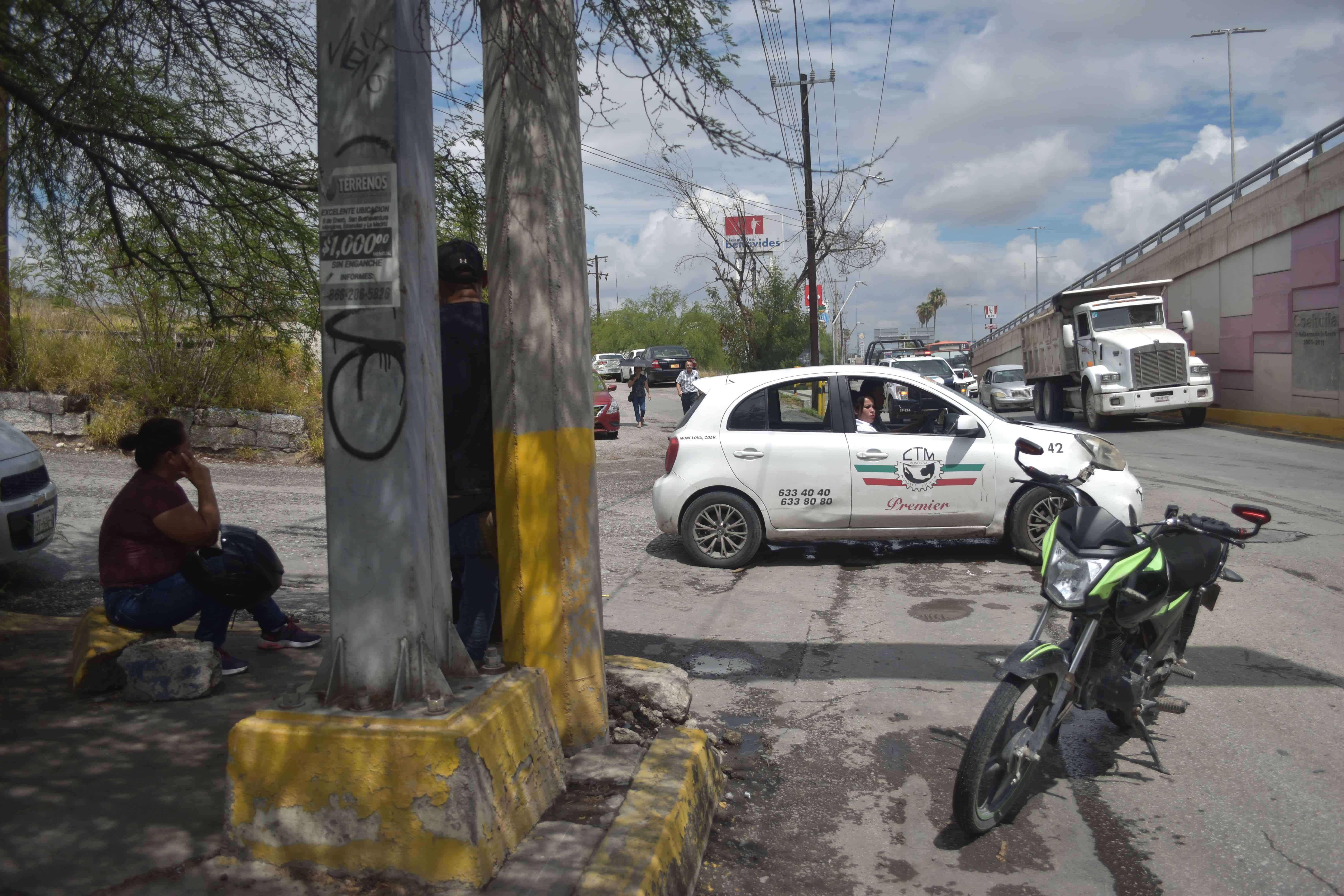 Tumba taxista a pareja en moto