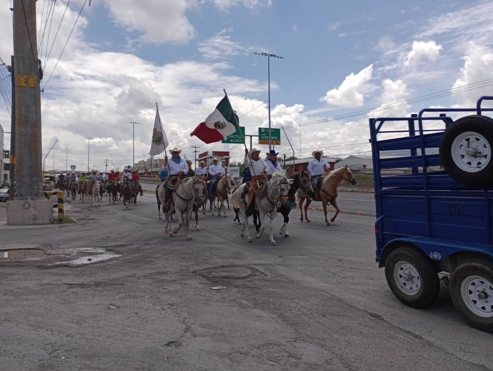 La tradicional cabalgata Santo Domingo-Sabinas llegó y pasó por Monclova.