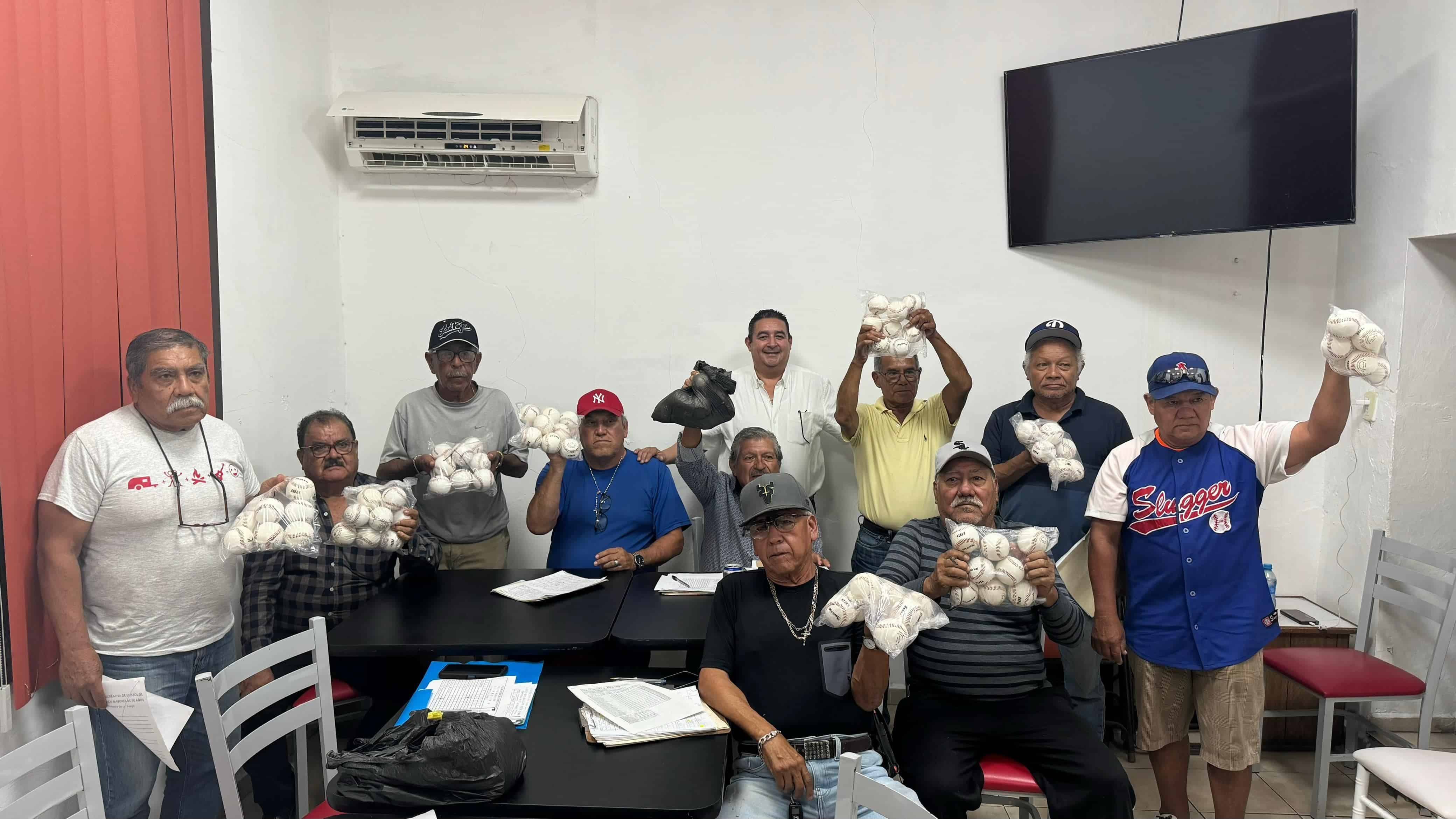 Muy contentos, los Mánagers y jugadores de la Liga de Béisbol 60 y Más recibieron pelotas que tuvo a bien donarles el alcalde Roberto Piña Amaya.