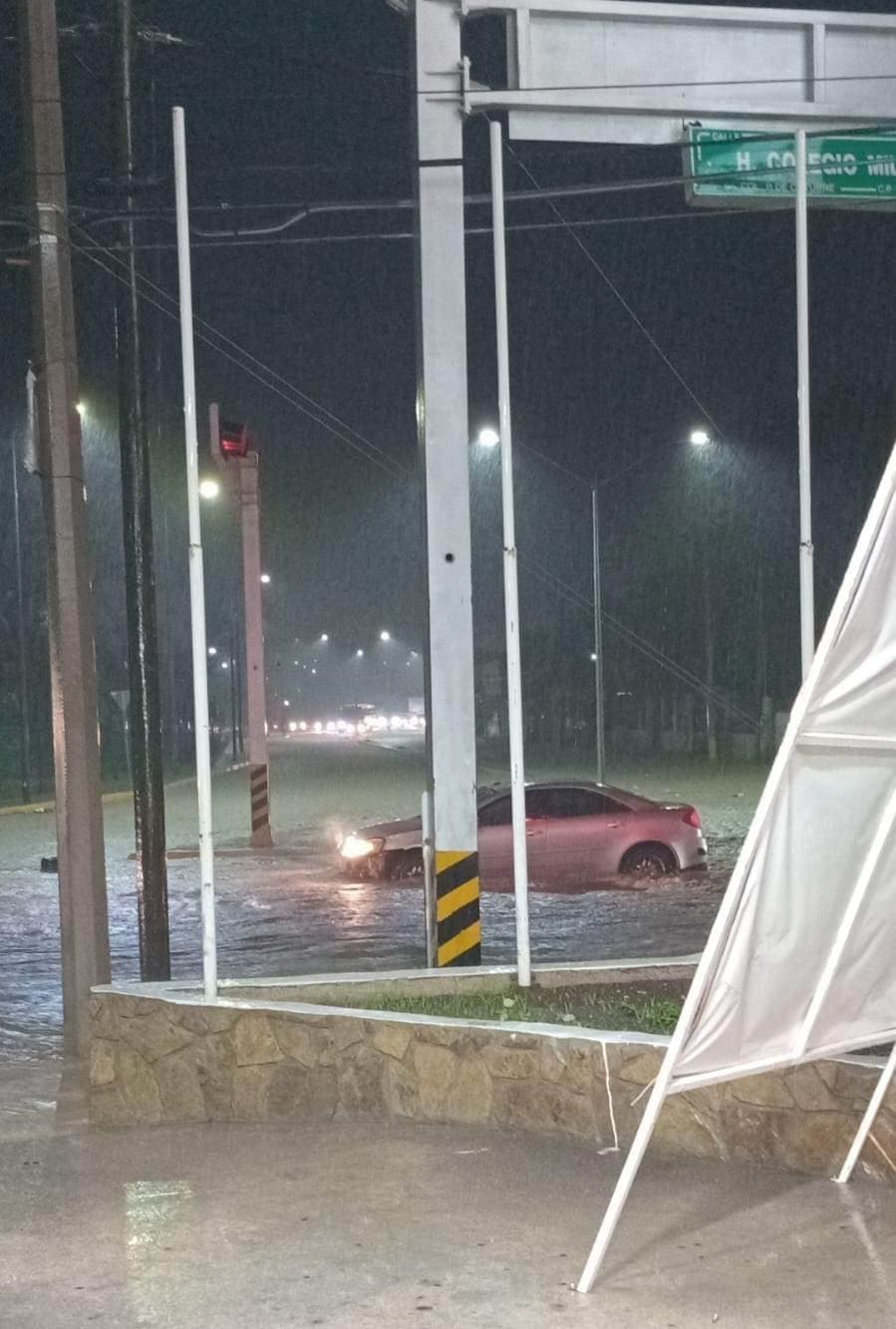 Crisis por Lluvias en Ciudad Acuña: Calles Colapsan y Vehículos Quedan Varados