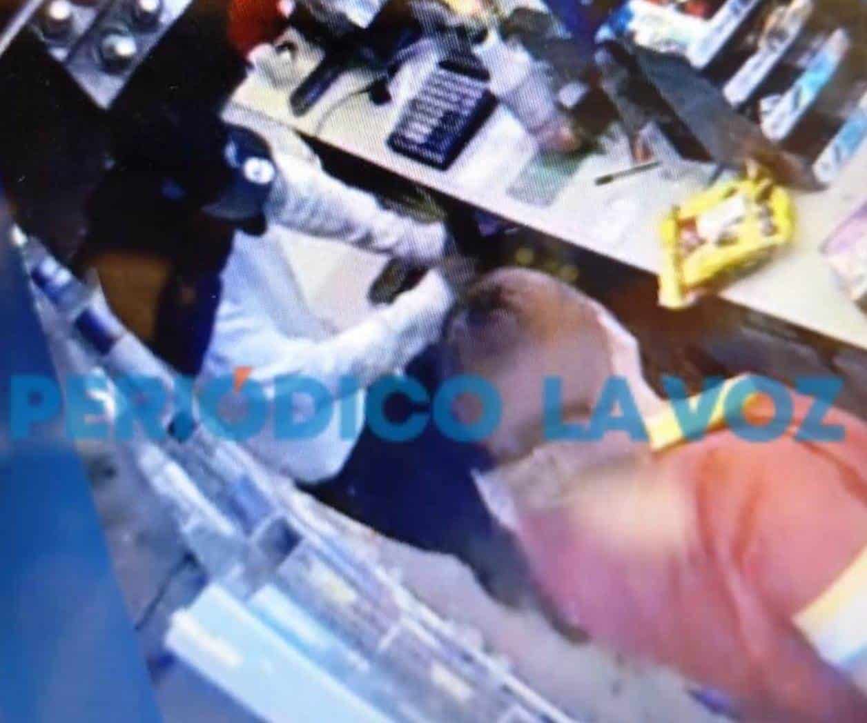 Asalta tienda con  navaja en mano, El criminal se llevó tres mil pesos, en su escape.