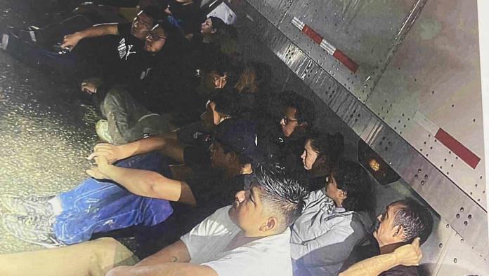 Rescatan a 26 Migrantes Atrapados en un Camión Abandonado en Eagle Pass