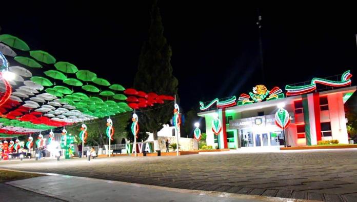 Éxito Rotundo en la Decoración de Adornos Patrios en Nava